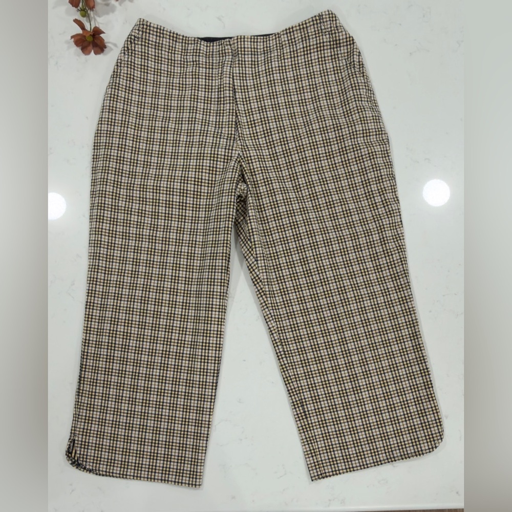 Duck Head Beige and Black Houndstooth Cropped Capris